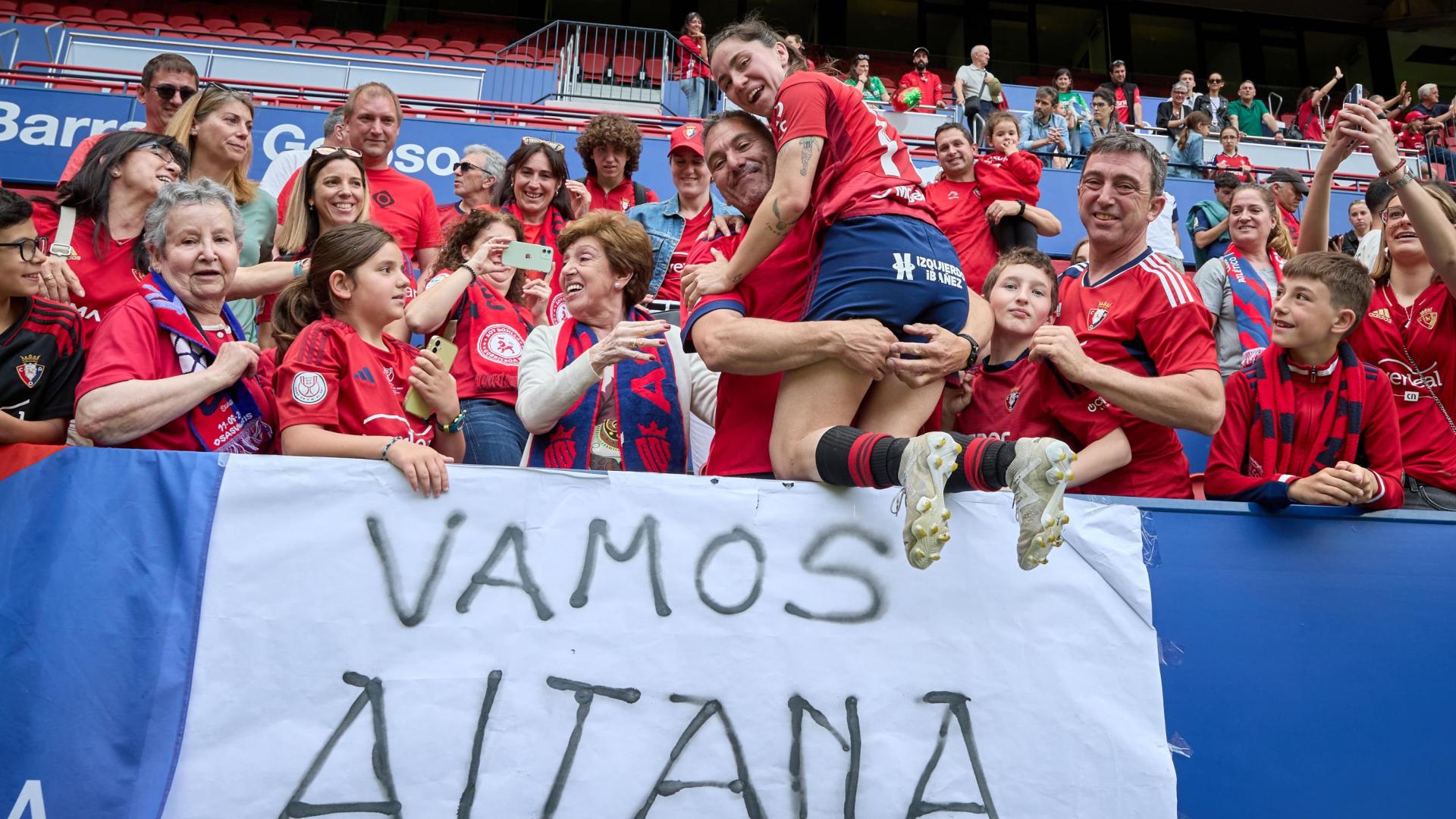 Aitana, en la grada de El Sadar al lado de una pancarta de apoyo