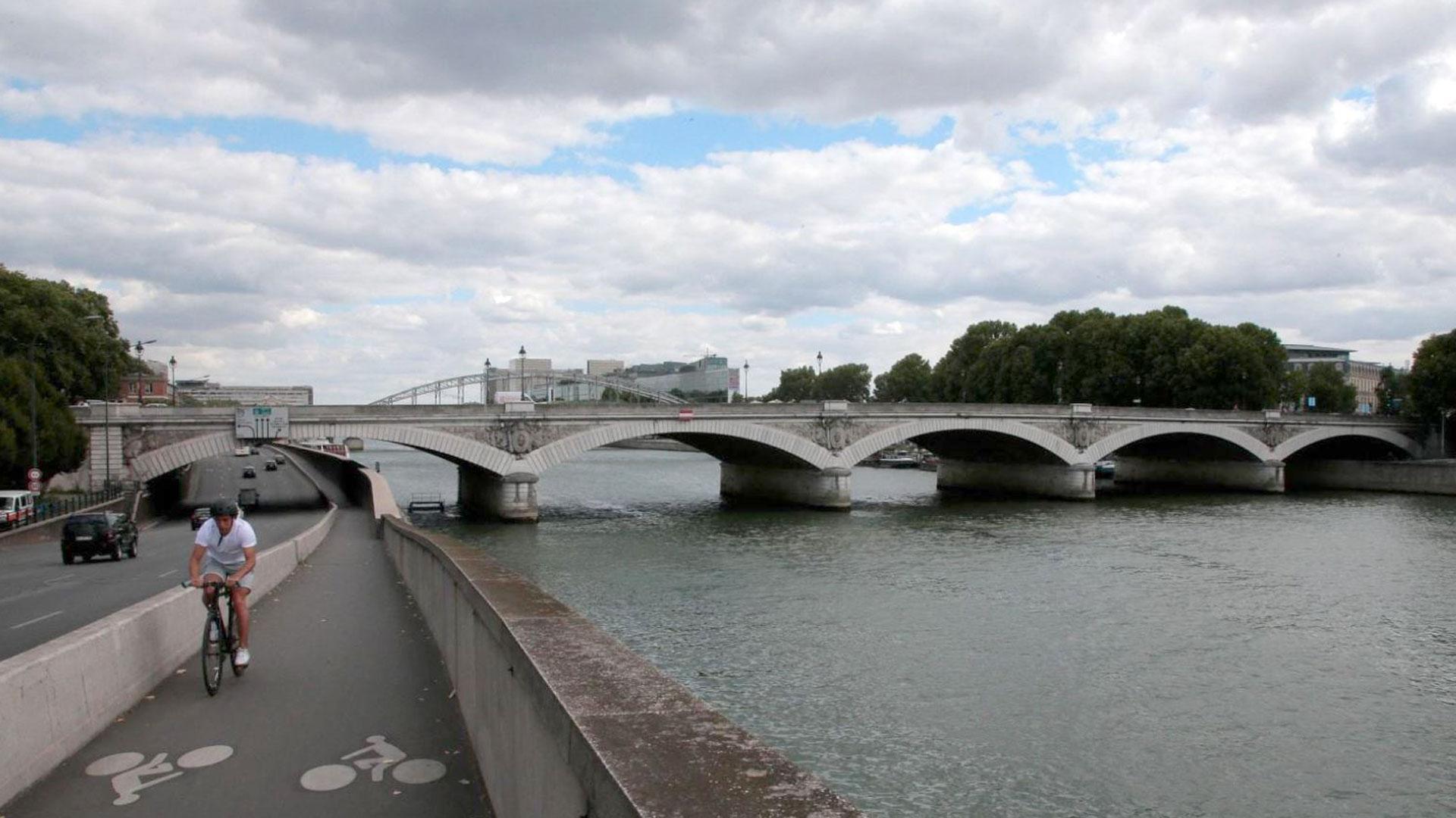 Puente de Austerlitz, en París, donde fue encontrada la maleta con los restos