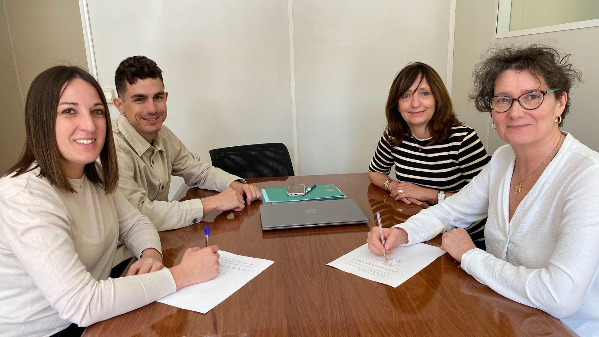 Los responsables de la investigación, Sandra Siria y Hodei Sarasa, junto a la directora gerente de la ANADP, Inés Francés, y la subdirectora de Familia y Menores, Amalia Cuartero