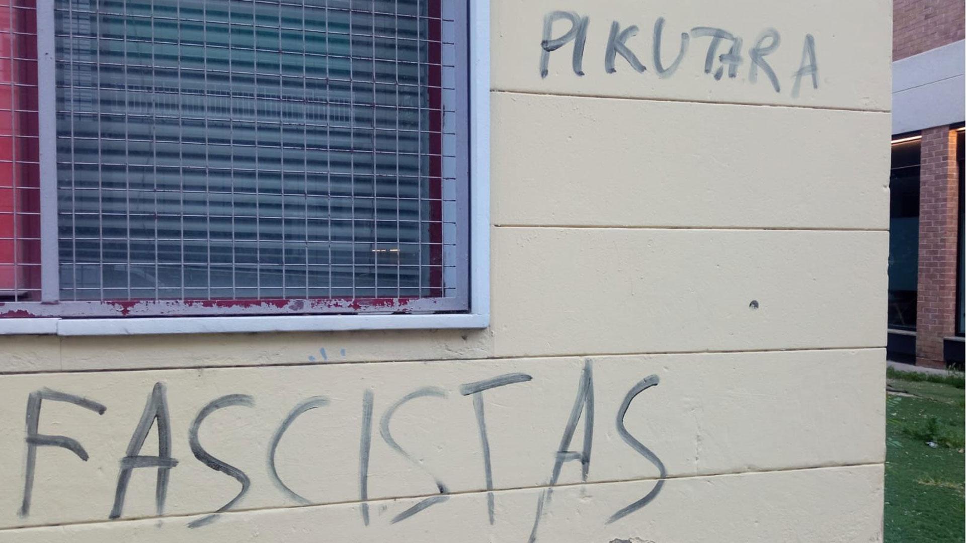 Aparecen pintadas de "fascistas" en la sede del PSN de Estella