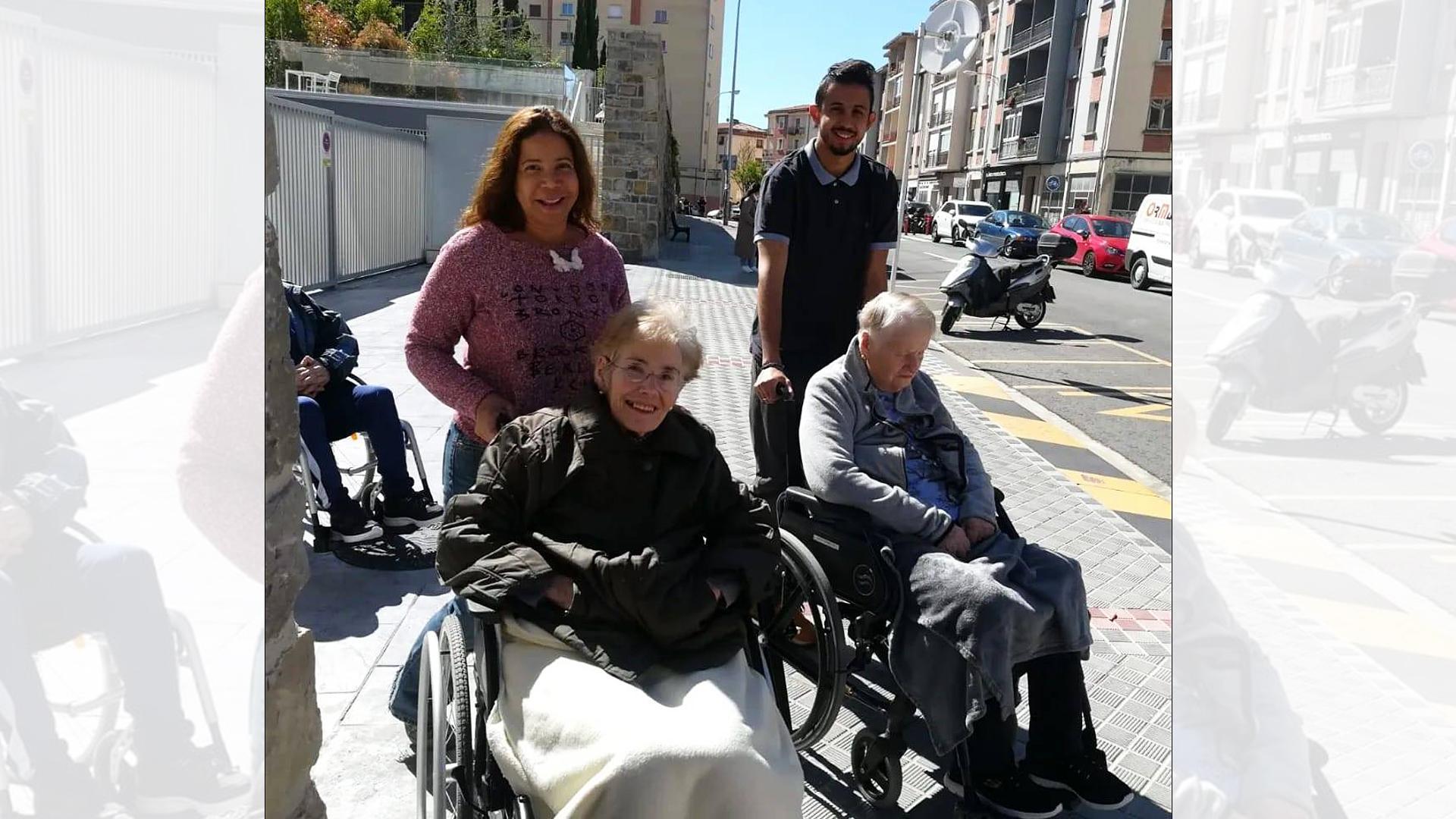 Dos voluntarios con mayores, de paseo