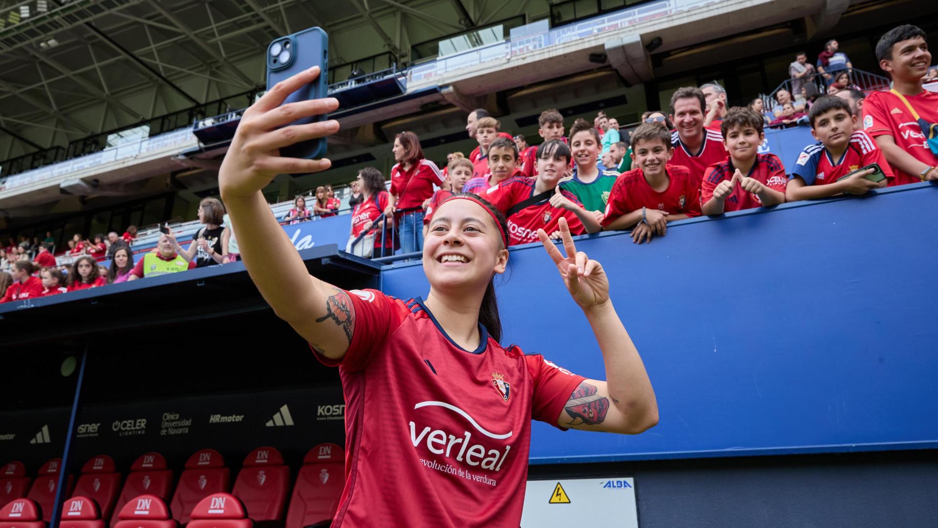 Alexia Jr se toma un selfie con la afición de El Sadar tras la victoria por 1-0 ante el Espanyol