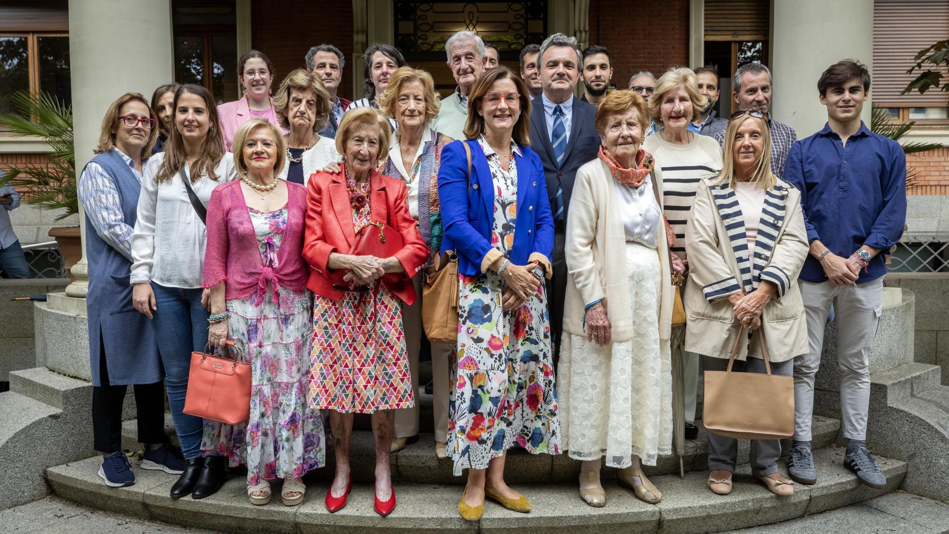 La premiada Azucena Díez (en el centro de la imagen) junto a familiares de Federico Soto. A los lados de Díez, las hermanas de Soto, Mª Antonia y Mª Ángeles Soto así como Emi Gallués (viuda de Javier Soto) y Charo Rico (viuda de Pepe Soto). Detrás de la premiada (izda a dcha) Ana María, Cristina y Federico Soto, Rafael Teijeira (Colegio Médicos) y Maribel Soto.