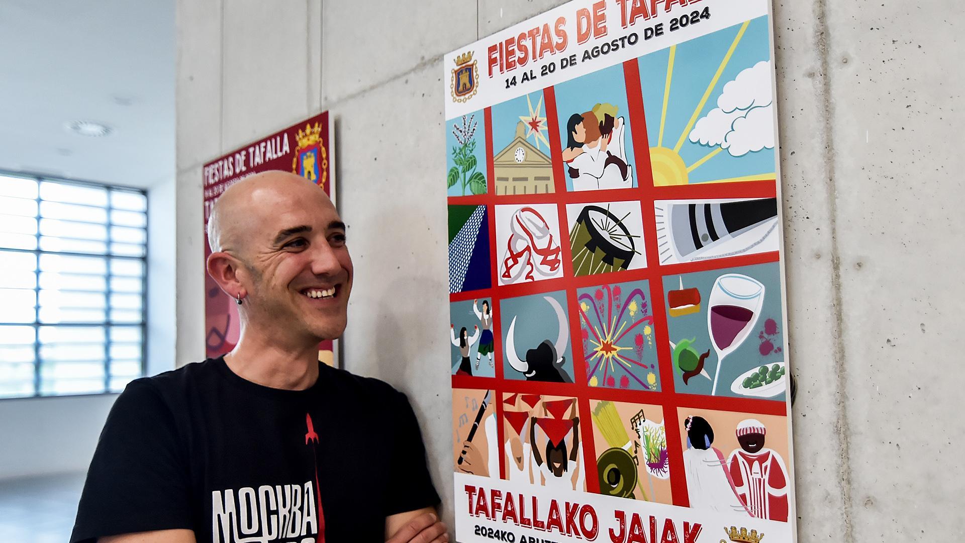 Ion Kepa Solchaga sonríe mirando su cartel, el que anunciará las próximas fiestas