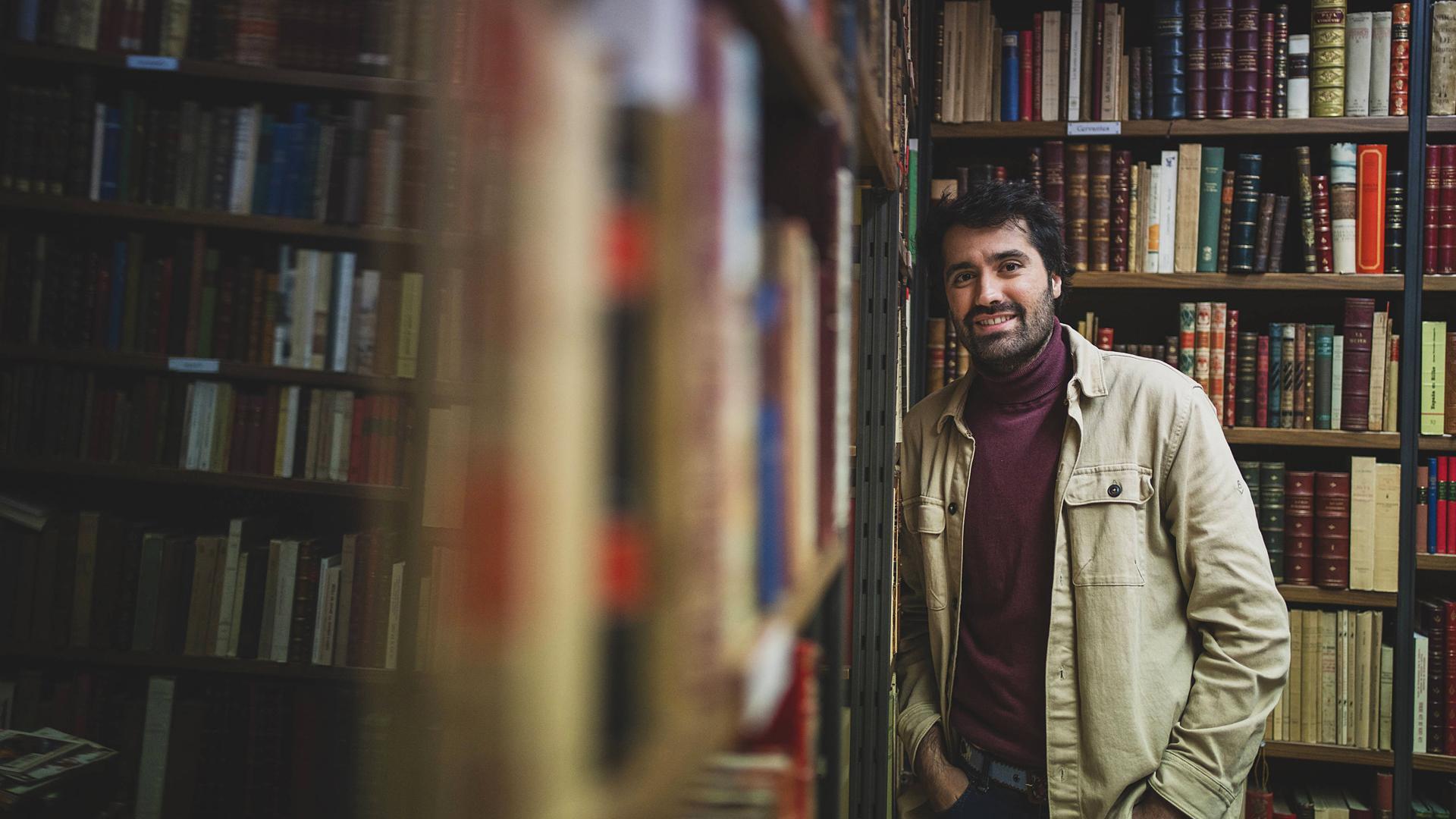 Daniel Ramírez, retratado en la Librería del Prado, en Madrid, ciudad en la que reside desde 2014