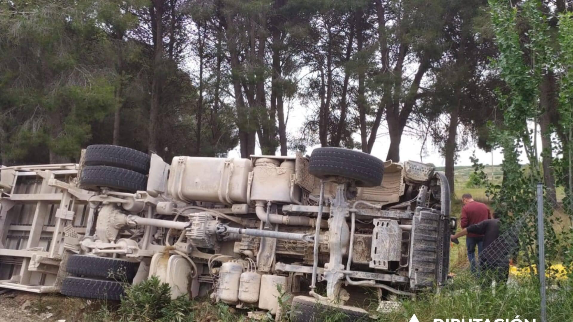 El camión volcó en la carretera A-1208.