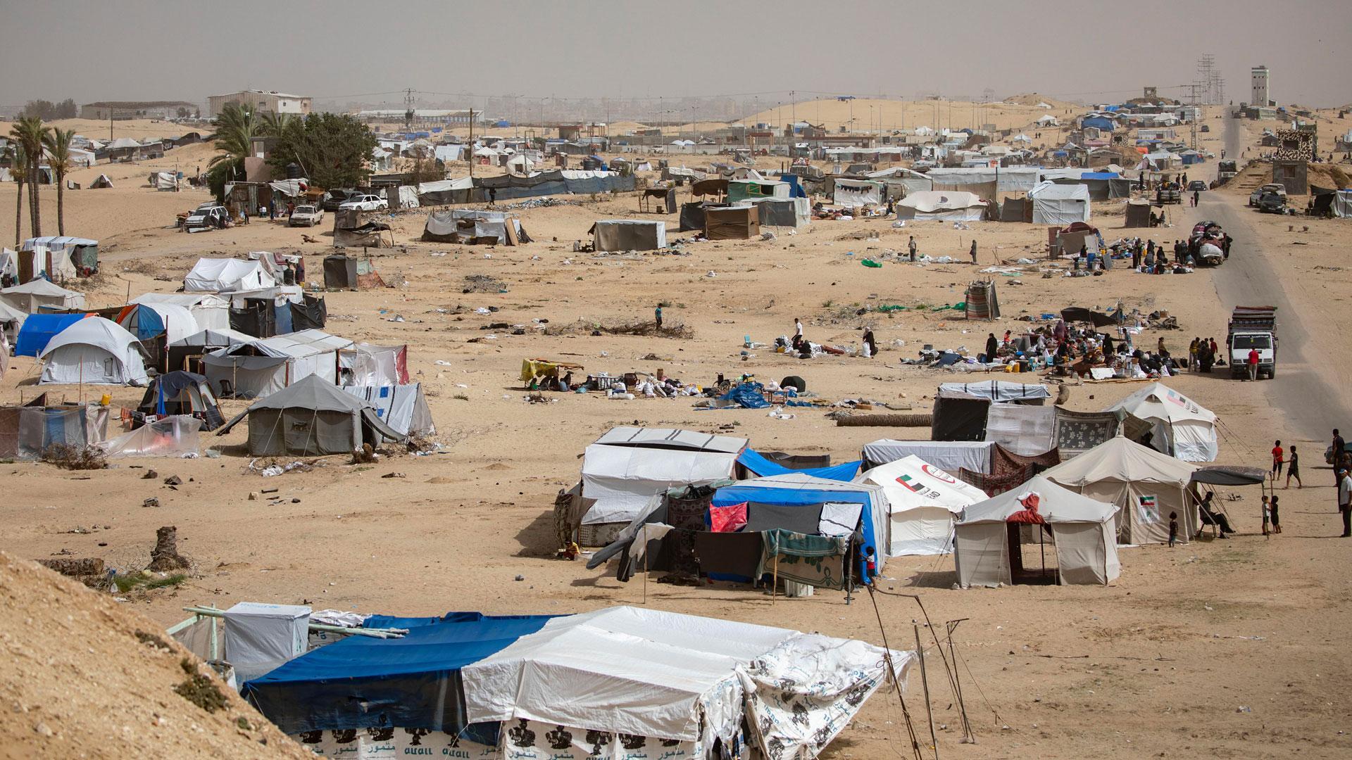 Los palestinos desplazados se preparan para salir con sus pocas pertenencias después de una orden de evacuación emitida por el ejército israelí, cerca de la frontera egipcia en Rafah, al sur de la Franja de Gaza