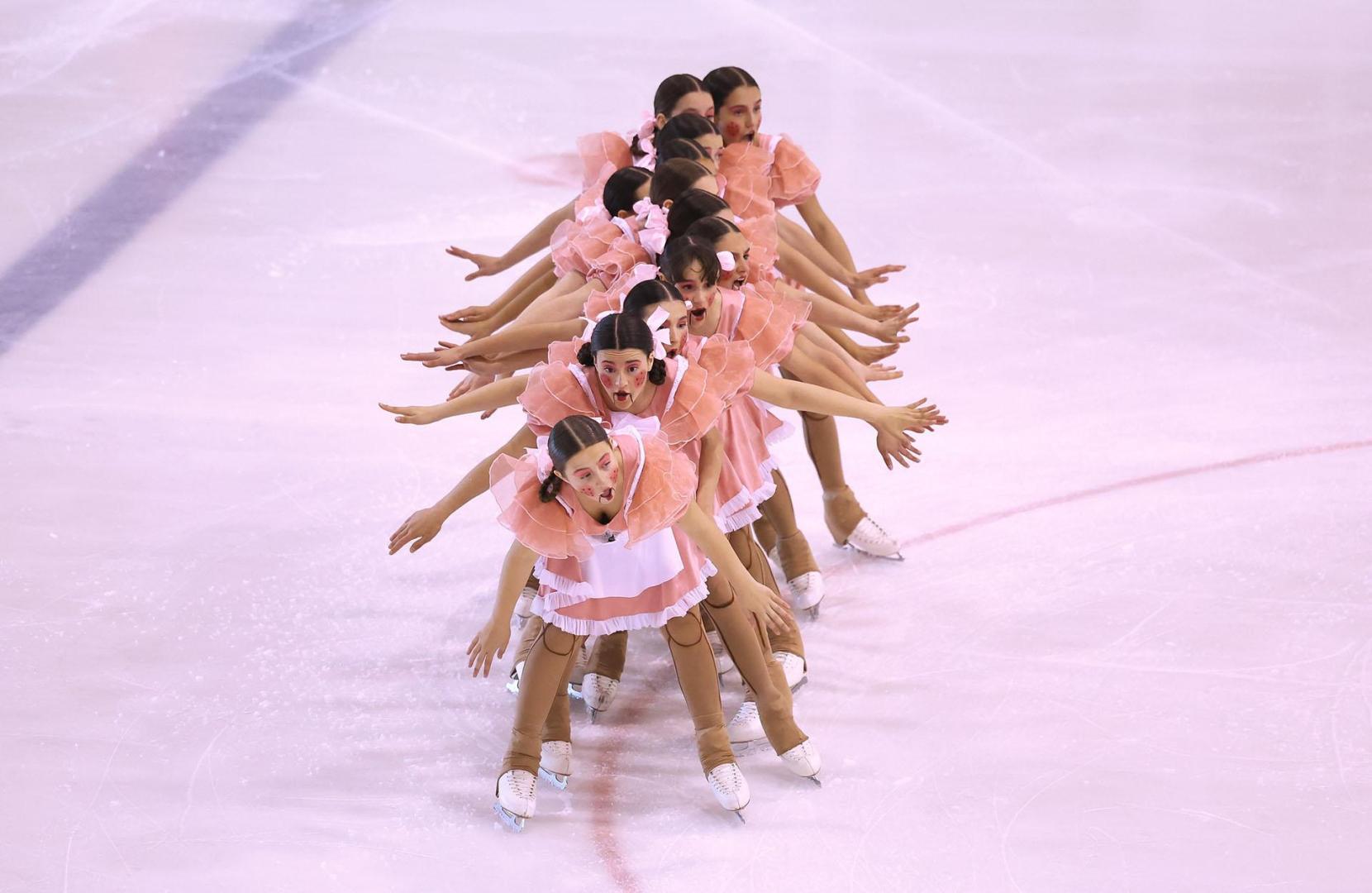 Las patinadores del Club Hielo Huarte, en un momento de su actuación