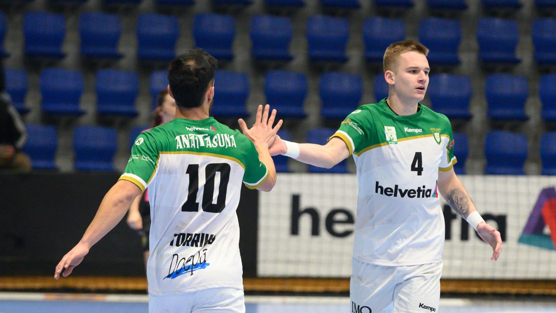 Niko Martinovic se felicita tras una jugada con Ander Torriko en uno de los partidos de la temporada