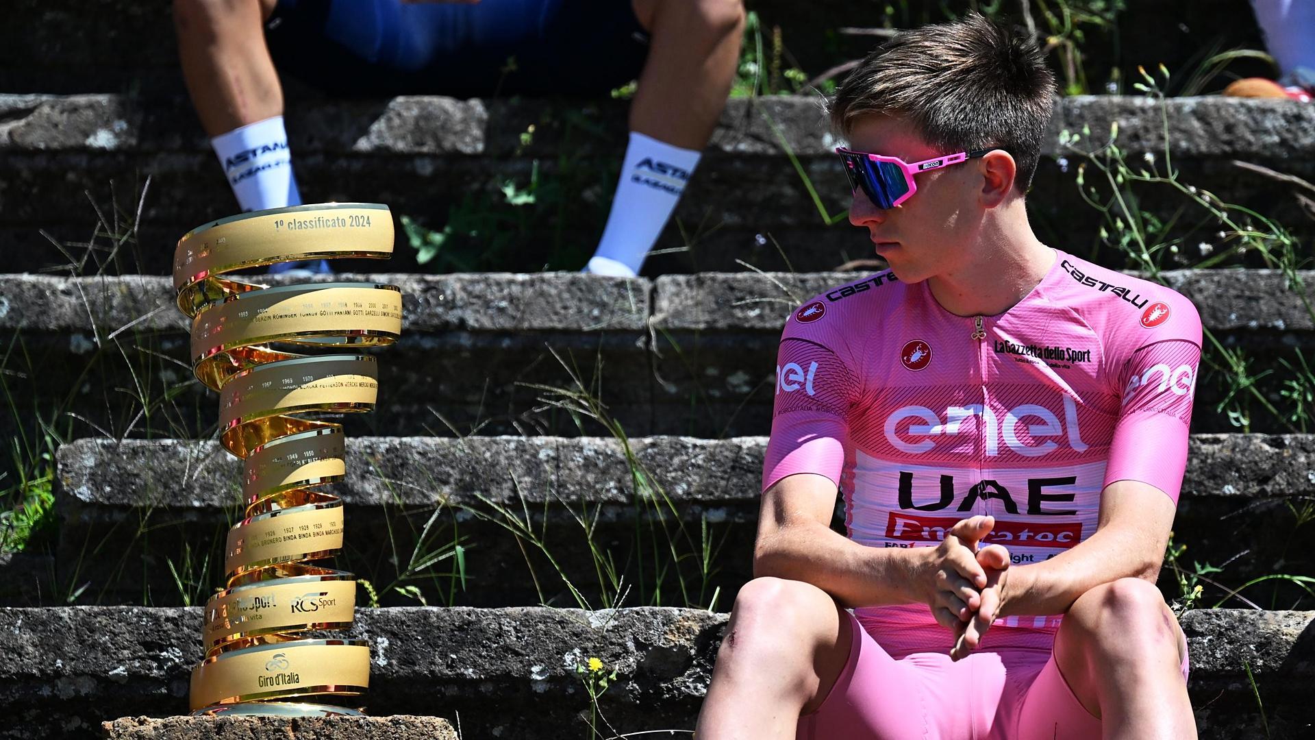Pogacar observa el trofeo en la salida de la décima etapa del Giro 2024 en Pompeya