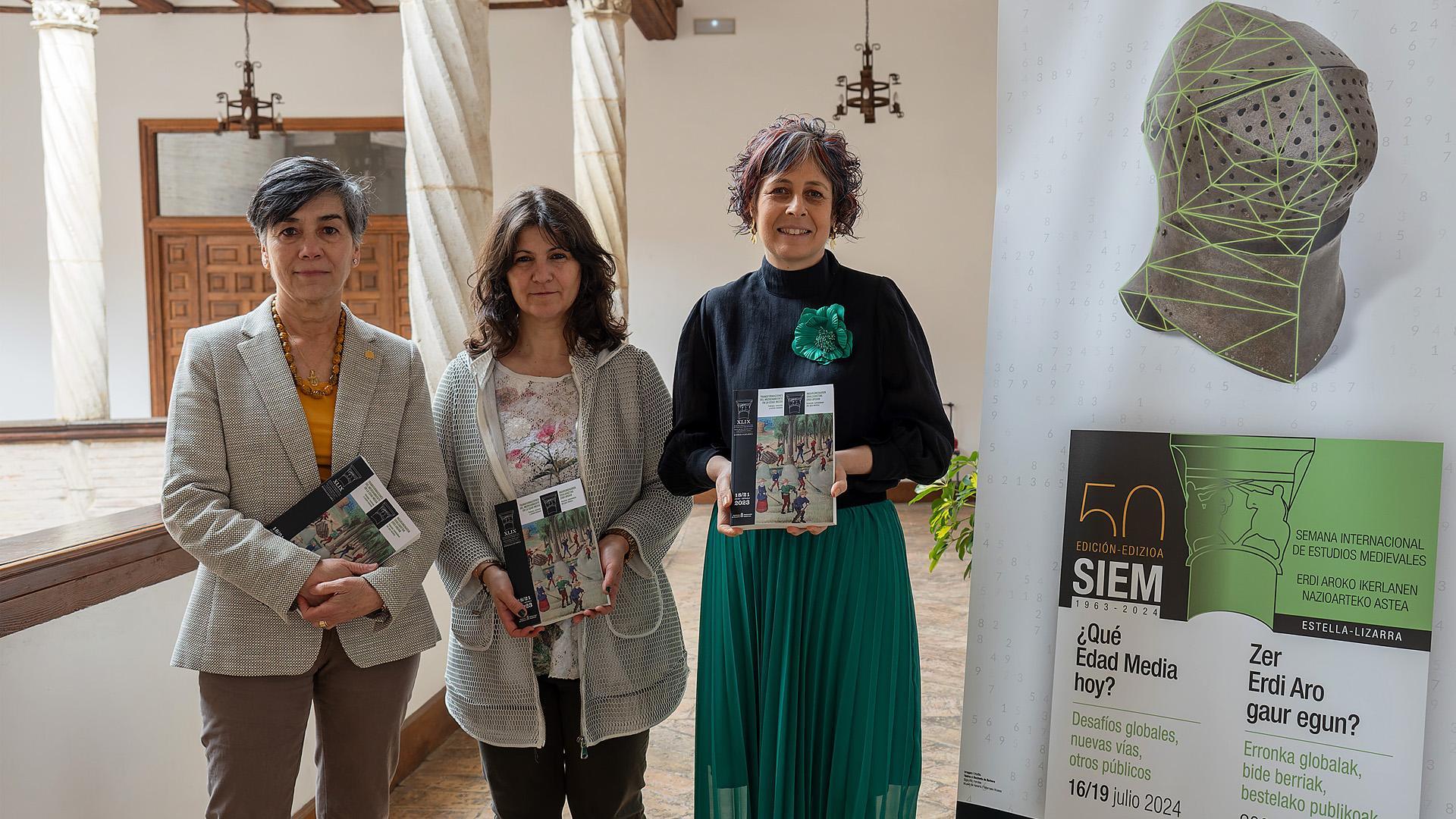 Desde la izda., Eloísa Ramírez, la edil Ana Duarte;  y la consejera Rebeca Esnaola ayer en Estella