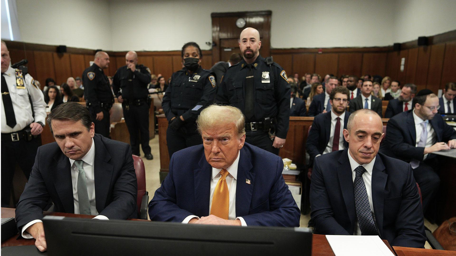 El expresidente Donald Trump, sentado junto a sus abogados en una sesión del juicio que se está desarrollando en los juzgados de Nueva York