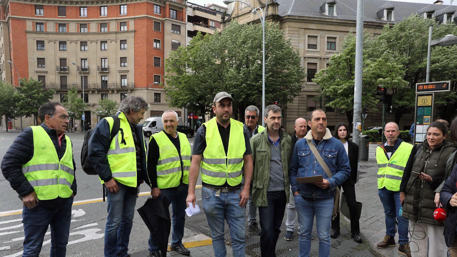 Miembros de la asociación Semilla y Belarra y de la plataforma 6F, fotografiados este miércoles en la plaza de Merindades de Pamplona, donde se han anunciado las movilizaciones en la frontera con Francia