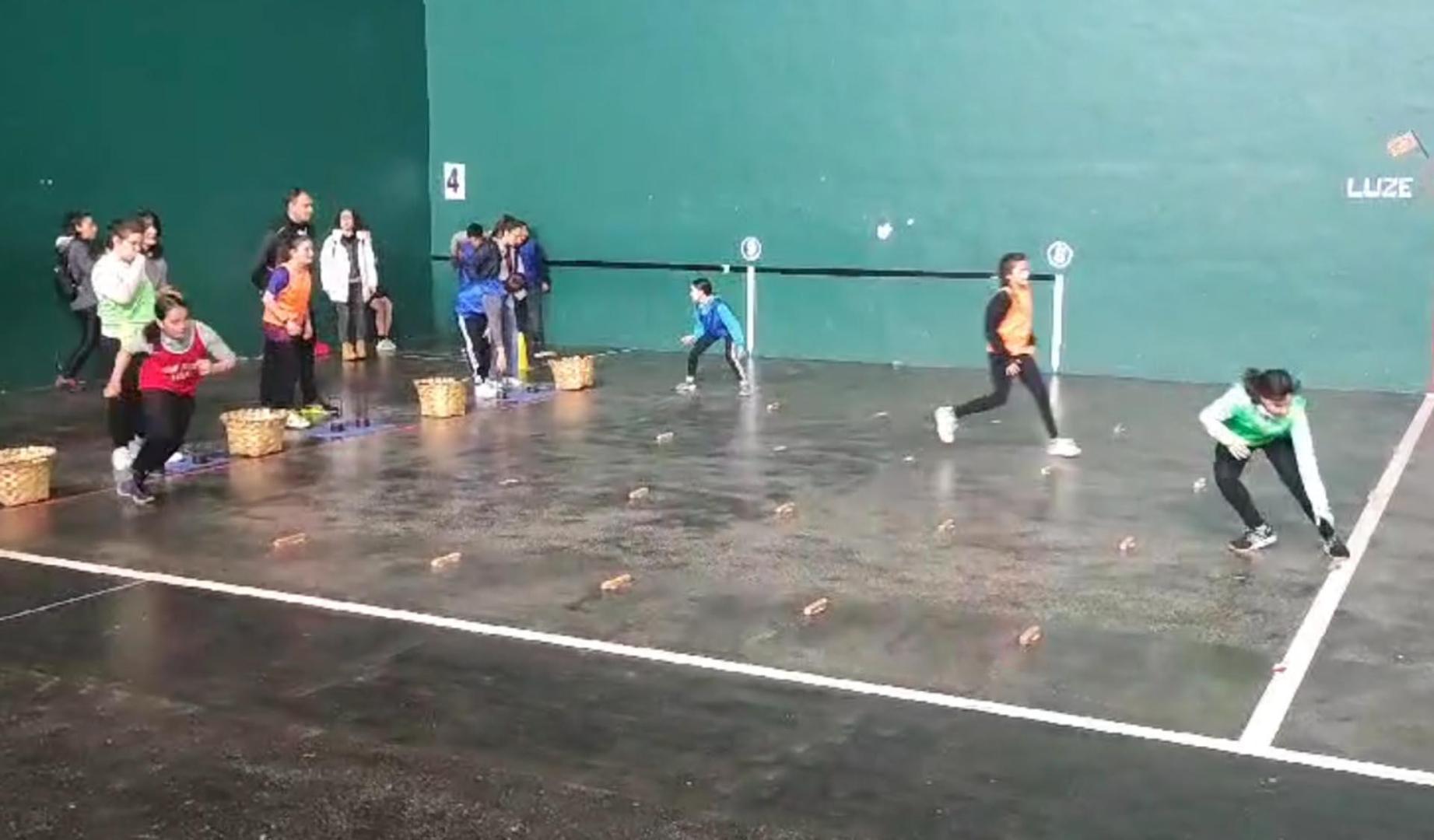Encuentro de herri kirolak de Sakana en el frontón Burunda