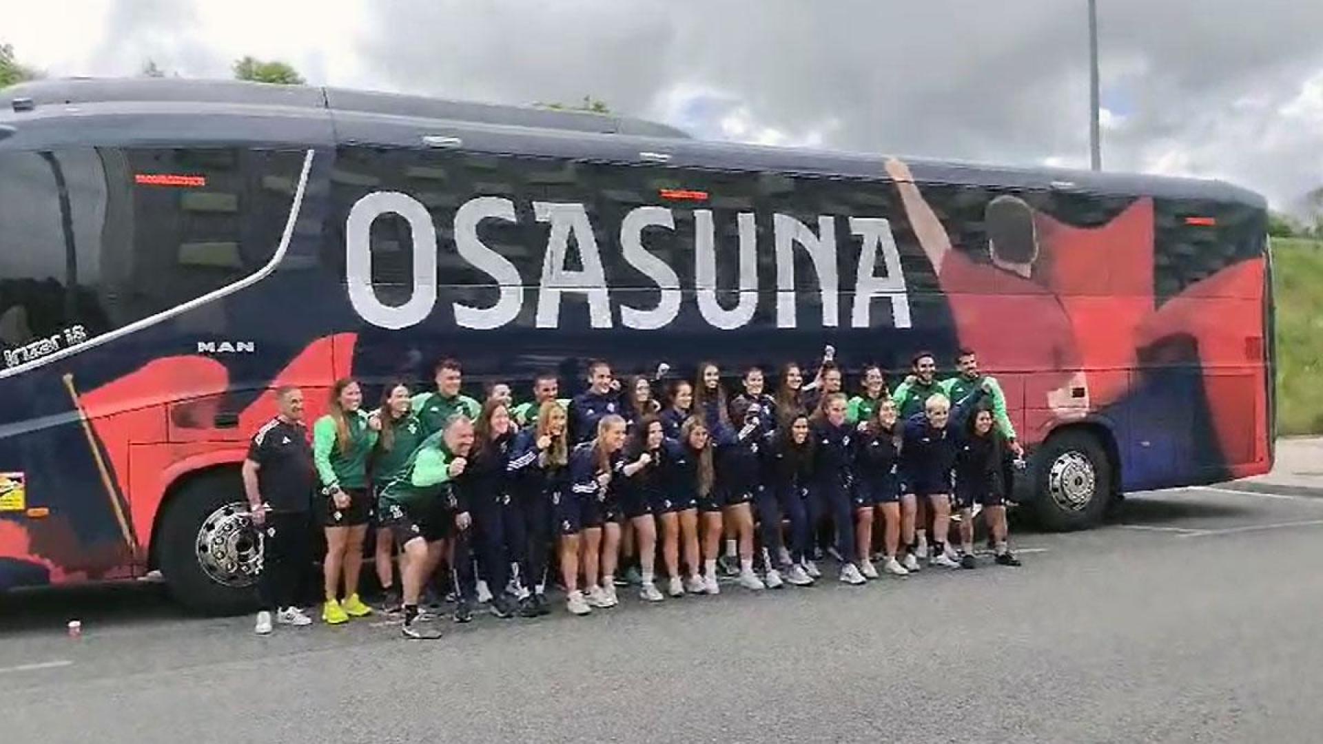 La plantilla y el cuerpo técnico de Osasuna Femenino han salido este miércoles por la mañana en autobús hacia la Ciudad Deportiva Dani Jarque, donde se enfrentarán el jueves al Espanyol en el partido de vuelta del playoff de ascenso a la Liga F.