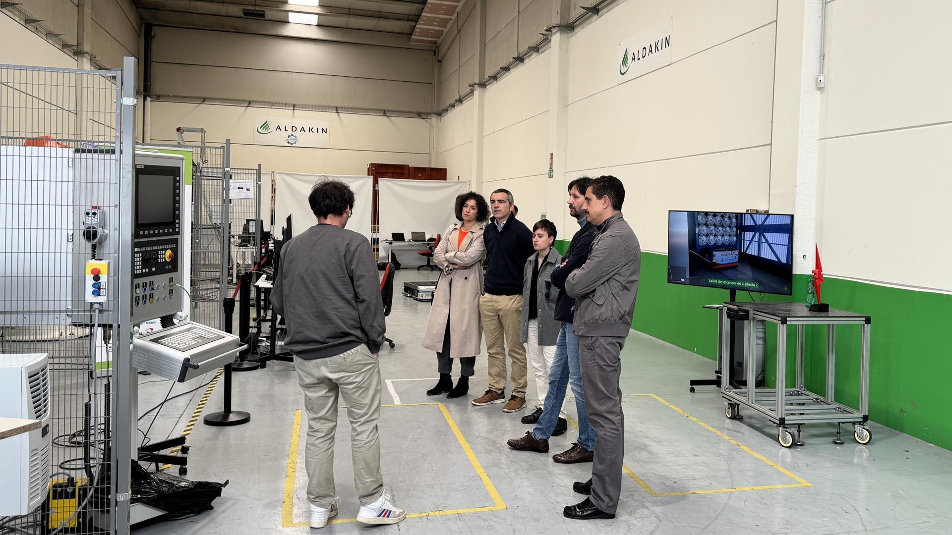 Miembros del CDTI visitan el laboratorio de I+D de Aldakin