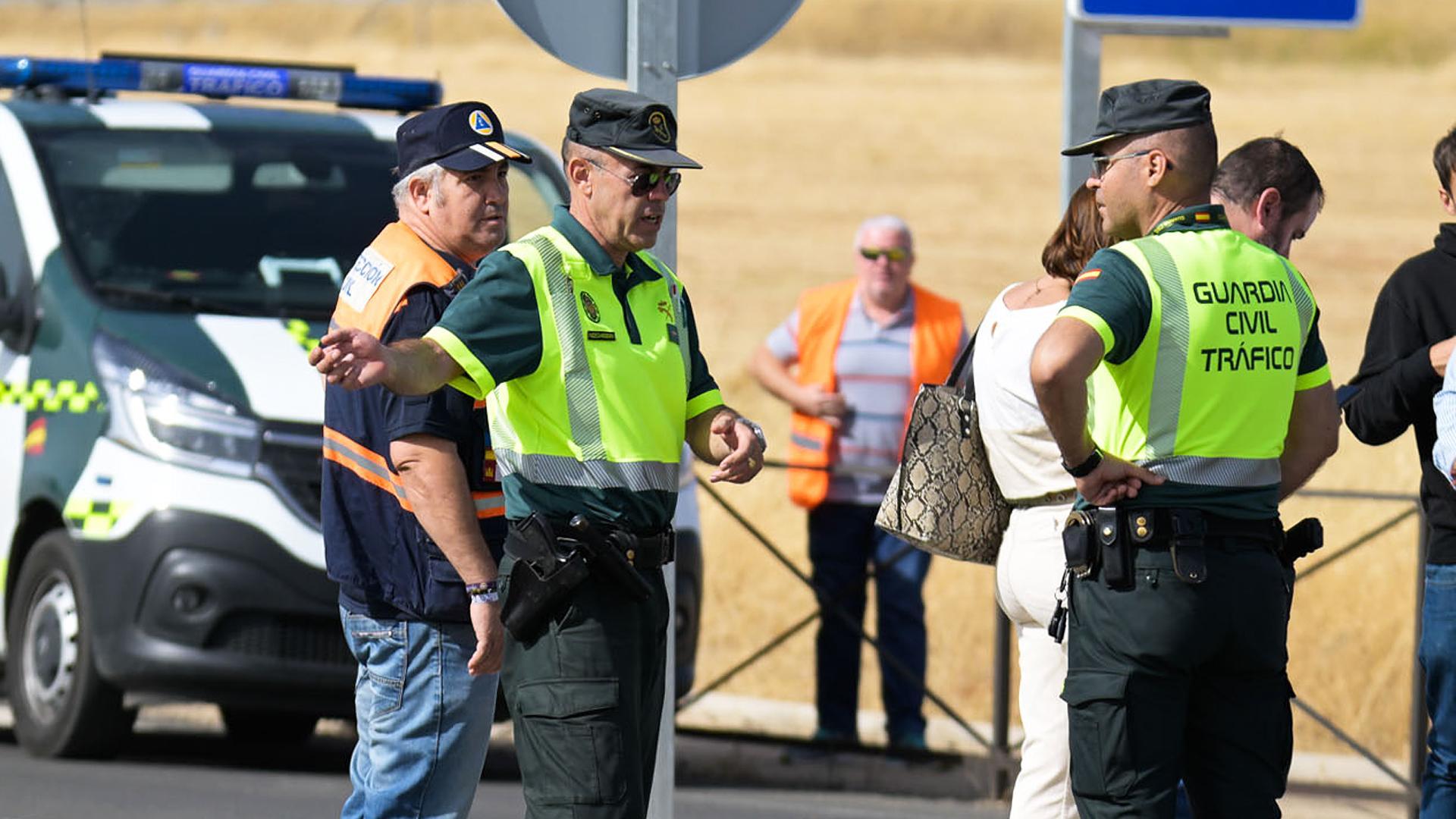 Dotación de la Guardia Civil de Tráfico en carretera