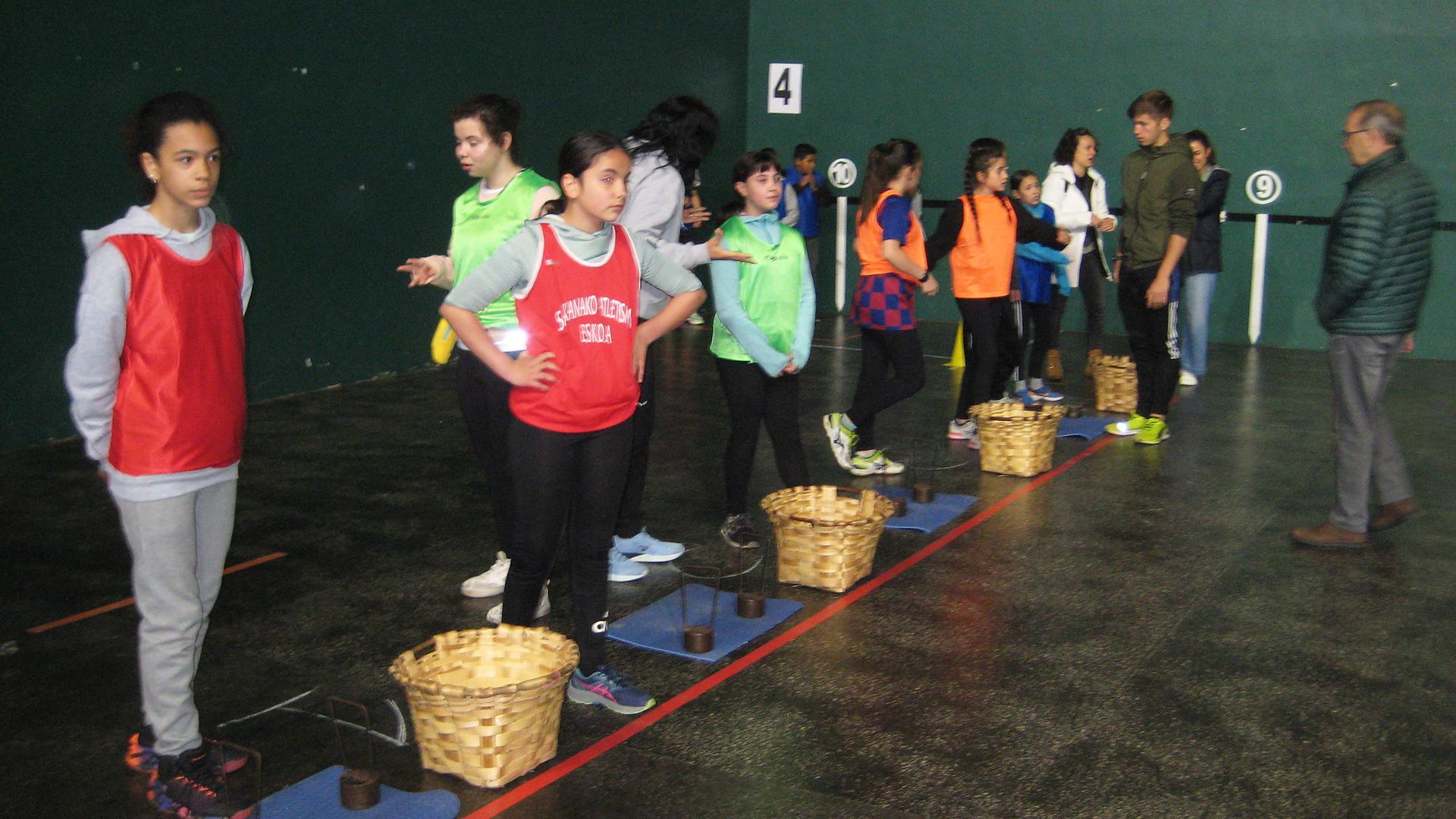 Jóvenes practicantes, al inicio de la recogida de mazorcas