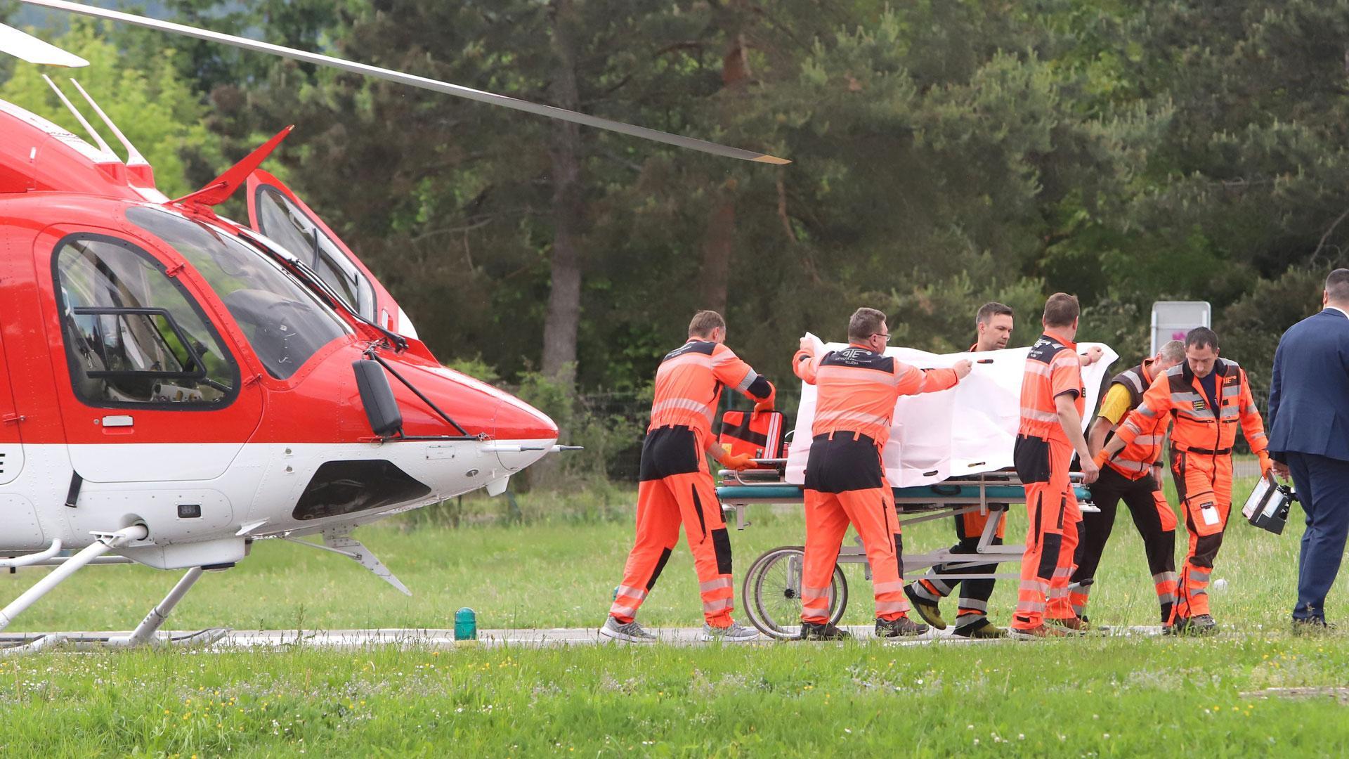 Momento en el que Fico era trasladado al hospital