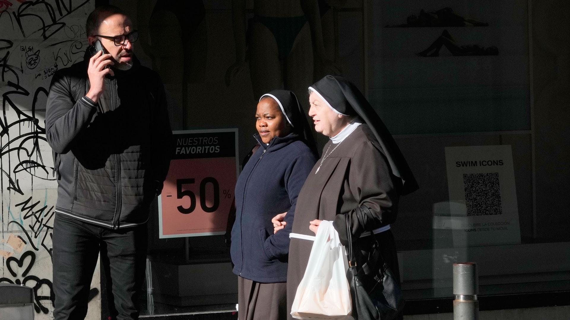 La madre superiora del convento de las Clarisas de Vitoria, Sor Isabel (d), y el vicario para la Vida Consagrada de la Diócesis de Vitoria-Gasteiz, Manuel Gómez Tavira, han acudido este jueves a un despacho de abogados para presentar una demanda contra las monjas 'rebeldes' de Belorado