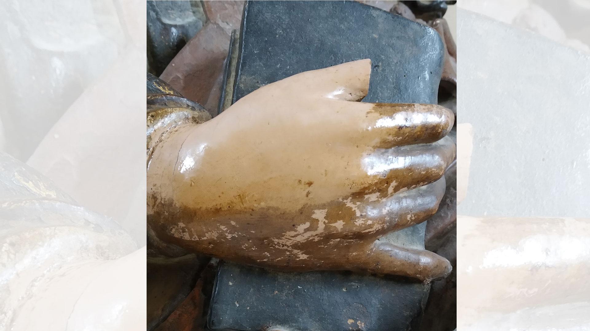 Detalle de la mano del San Juan del Retablo de la Veracruz de la Iglesia de La Asunción de Lerín