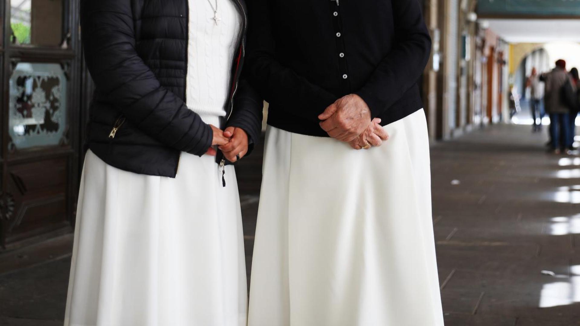Las hermanas Irayda Martínez Espinosa y Carolina Agudelo Arango, en la puerta del Café Iruña. La más joven está tomando el relevo al frente de la dirección de Compartir.