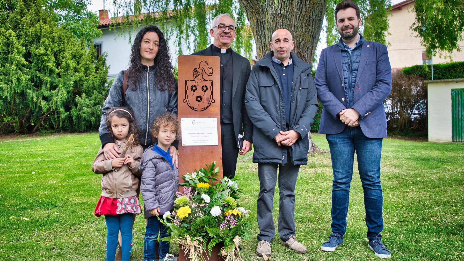 Víctor Munárriz (segundo por la derecha), con su mujer e hijos, el párroco y el alcalde de Zizur Mayor, junto al monolito en recuerdo de Victorino Munárriz