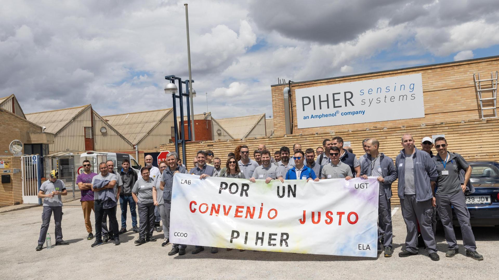 Imagen de los trabajadores de la empresa Piher de Tudela  que se concentraron este jueves ante la puerta de la fábrica