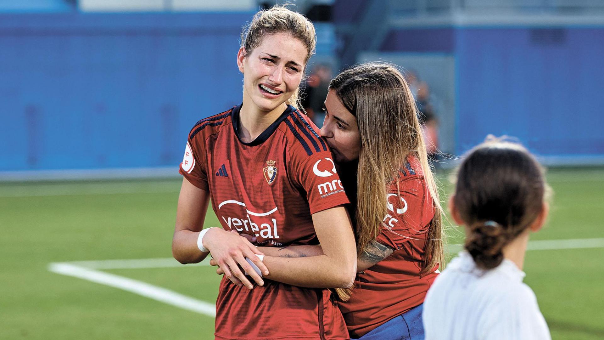 Elena Valej, emocionada sobre el césped