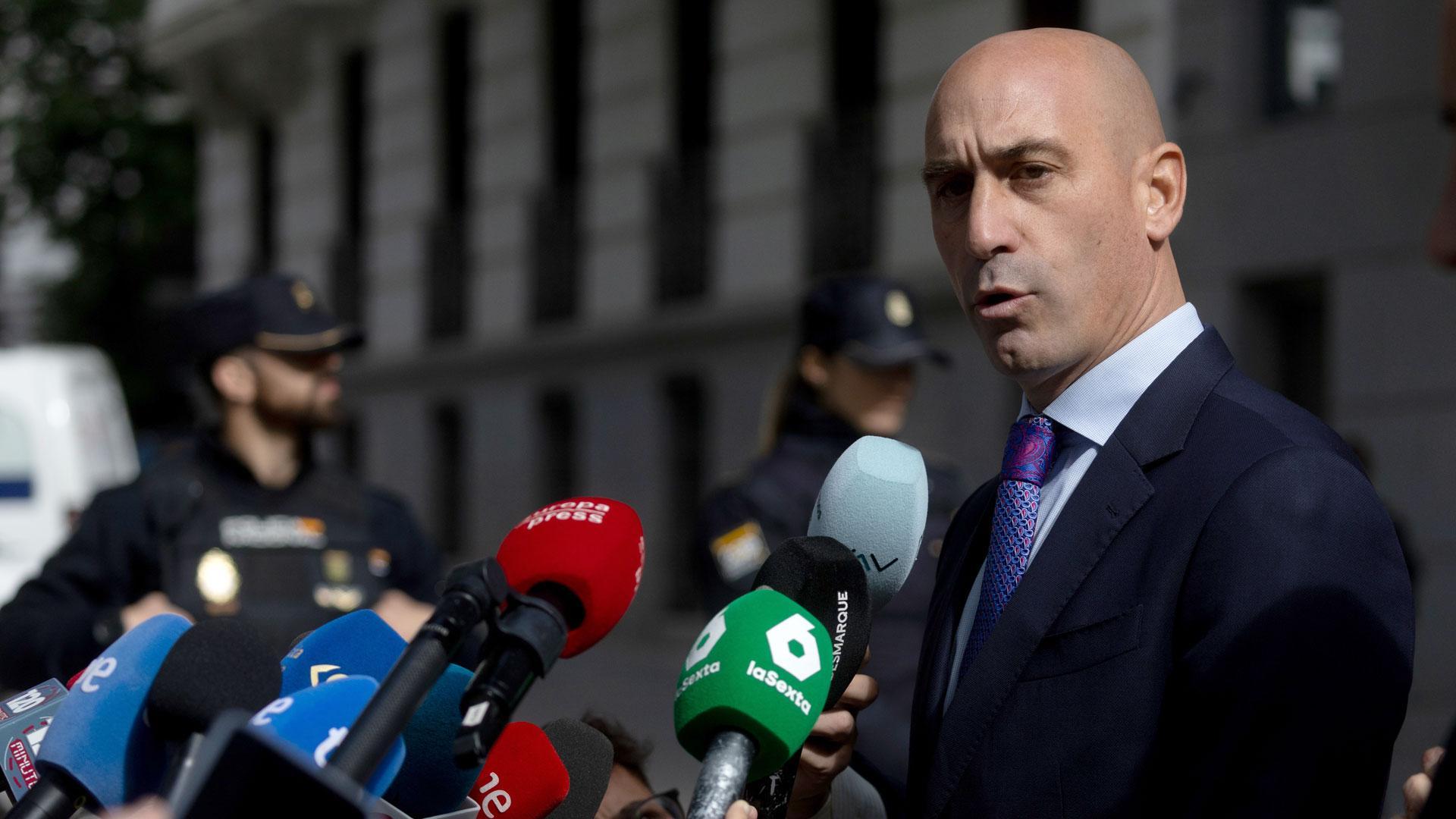 El expresidente de la Real Federación Española de Fútbol (RFEF), Luis Rubiales, ofrece declaraciones a los medios en la Audiencia Nacional