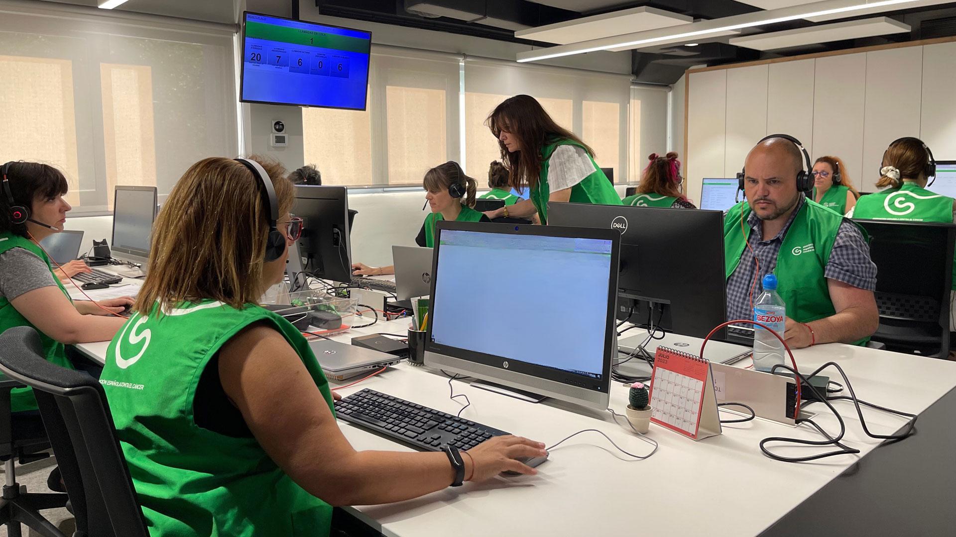 Operarios de la Asociación contra el Cáncer atienden las llamadas al 900 100 036
