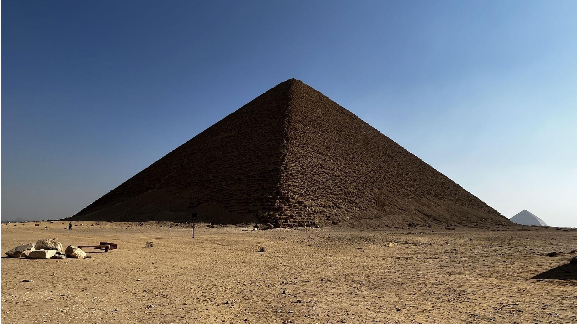 La Pirámide Roja de la necrópolis de Dahshur. Un equipo internacional de investigadores ha descubierto que las pirámides egipcias se construyeron originariamente a lo largo de un brazo de agua del río Nilo, de 64 kilómetros de longitud, que posteriormente quedó sepultado bajo tierras de cultivo y desierto
