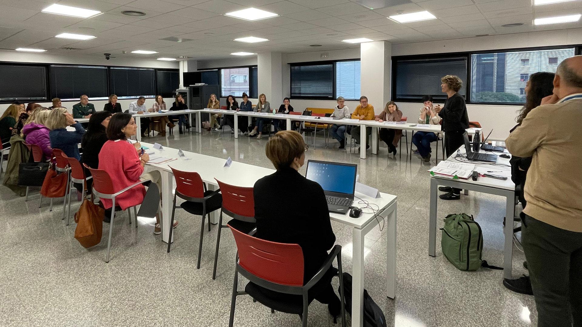 Asistentes a la primera reunión del grupo motor de la implantación del programa piloto Barnahus en Navarra