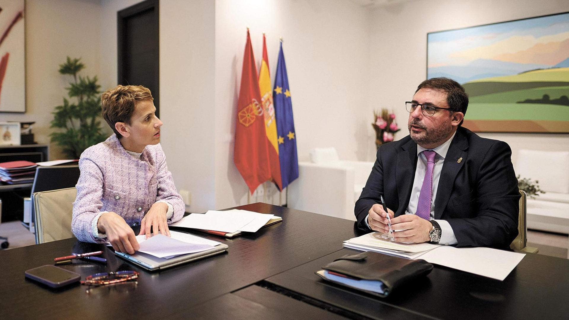 La presidenta del Gobierno de Navarra, María Chivite, reunida en su despacho con el presidente del Parlamento, Unai Hualde