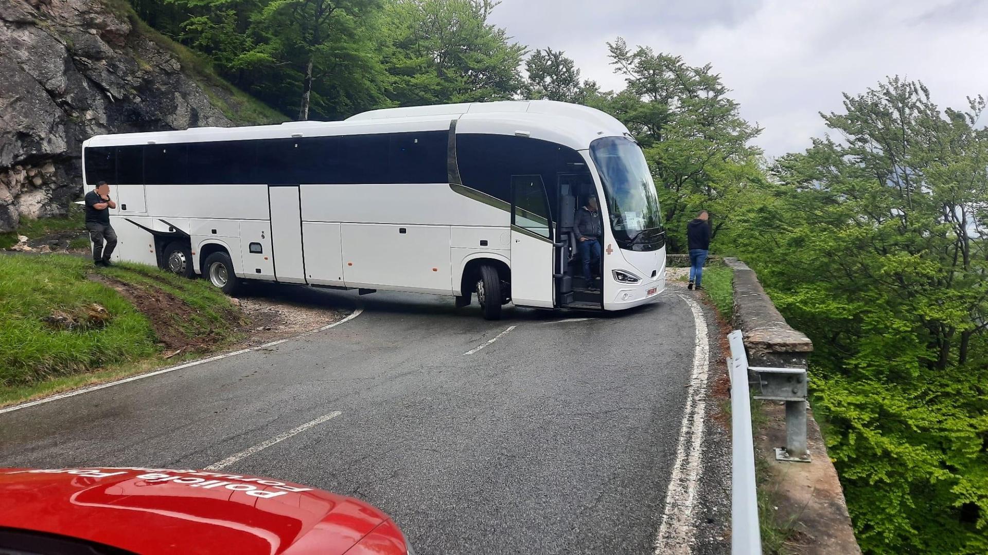 El incidente del autobús ha obligado a cortar la NA718 en Urbasa