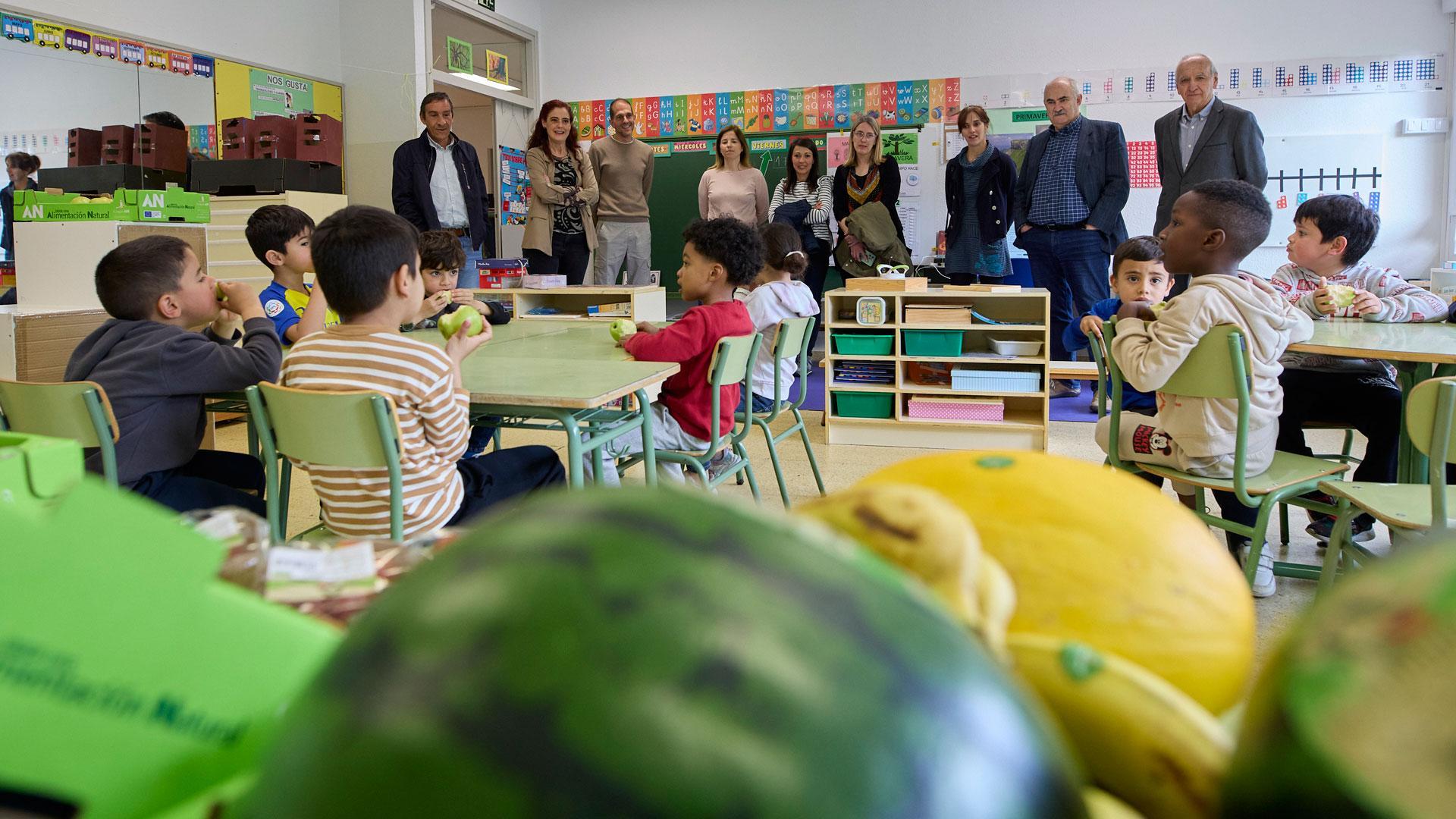 El consejero Aierdi junto al presidente del Grupo AN, Francisco Arrarás, han visitado este viernes el programa de reparto de frutas en las aulas en el colegio de San Jorge en Pamplona