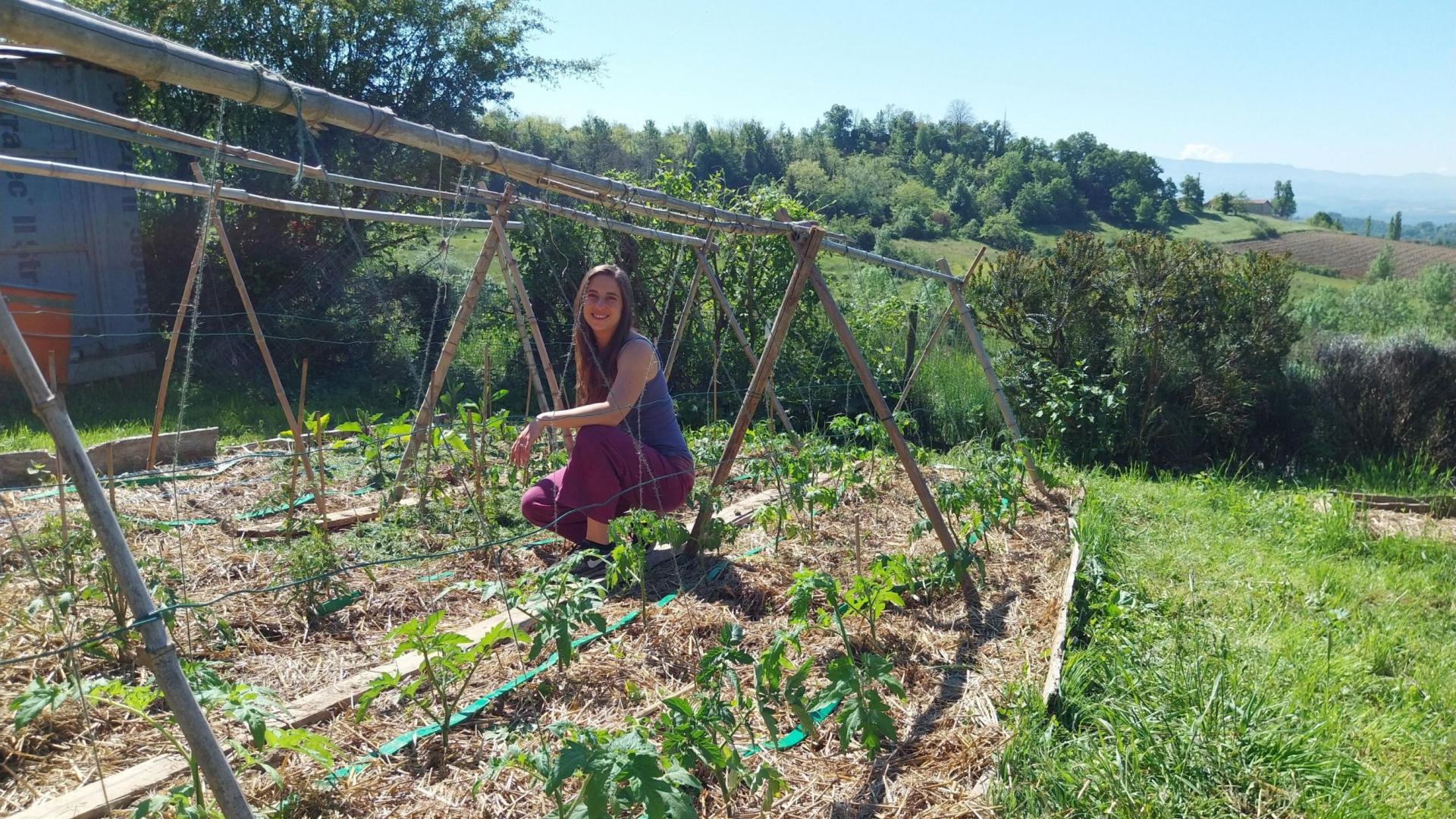 Natalia Gómez, en la huerta de Terr’Aygala, la granja de la región francesa de Ródano-Alpes