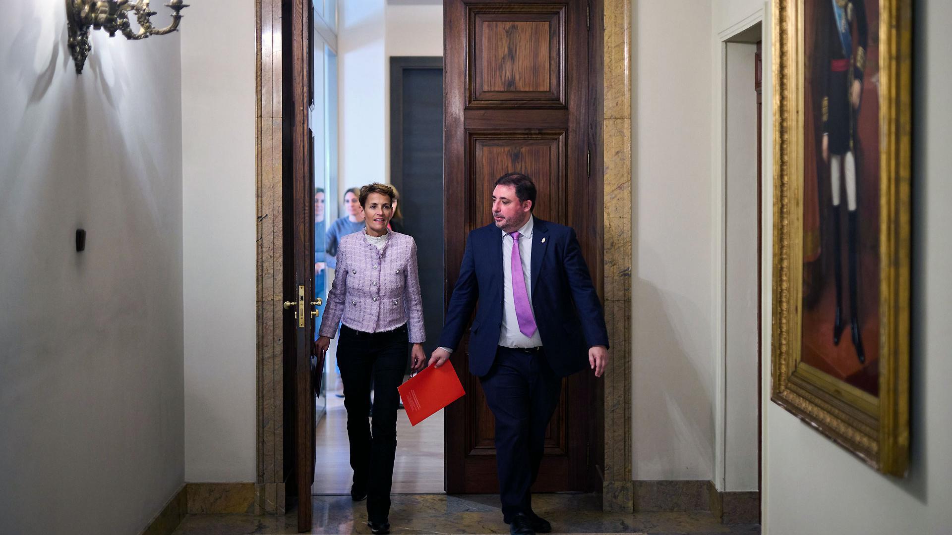 La presidenta del Gobierno de Navarra, María Chivite, y el presidente del Parlamento foral, Unai Hualde, momentos antes de la presentación de una agencia de “verificación” de noticias