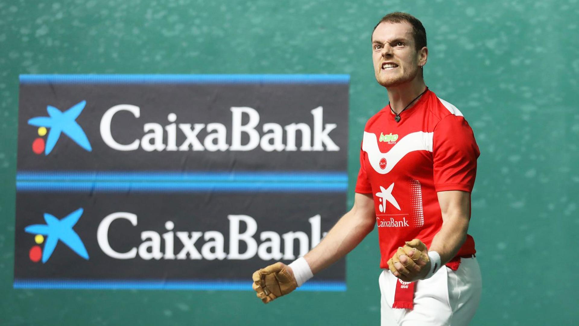 Gesto de celebración de Unai Laso tras hacer un tanto en la semifinal del Manomanista contra Javier Zabala