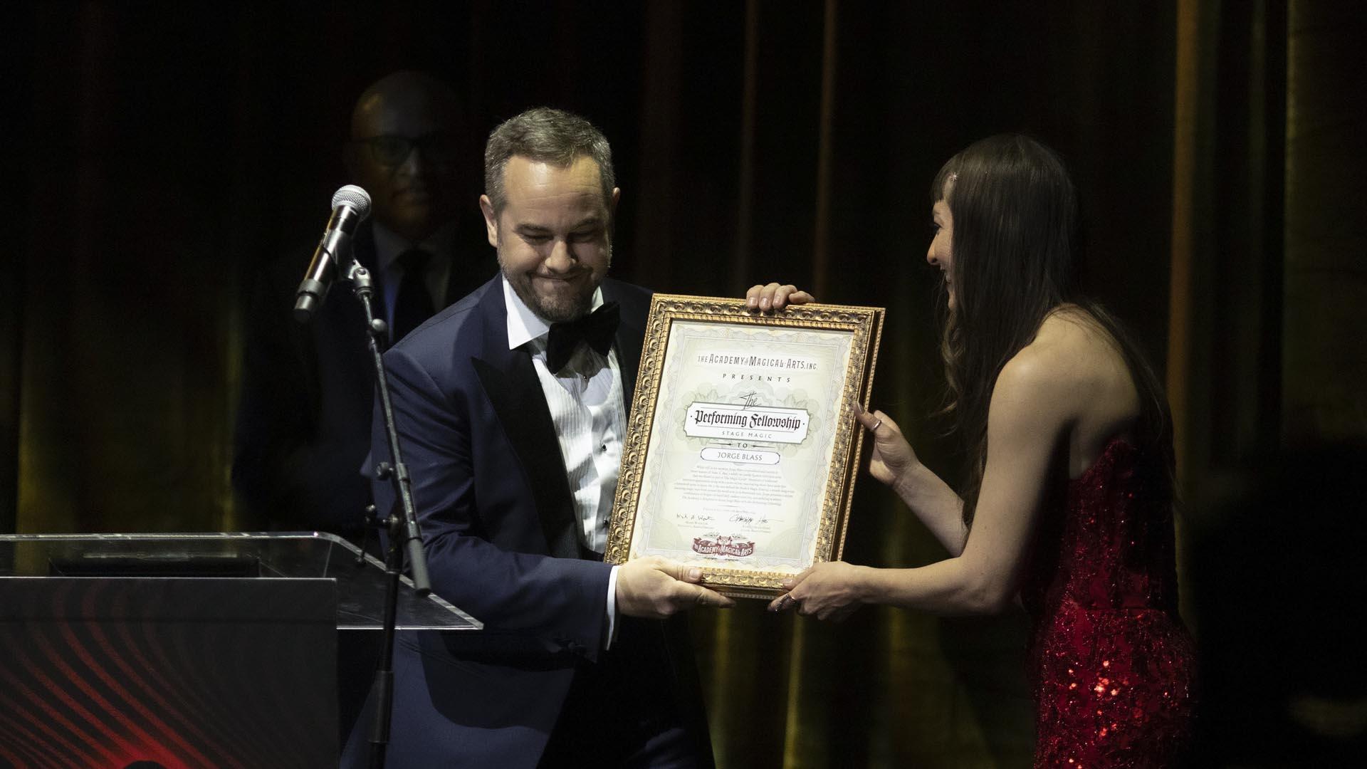 Jorge Blass, en el momento de recibir el premio a mago de escena, por su trayectoria y sus aportes a esta disciplina