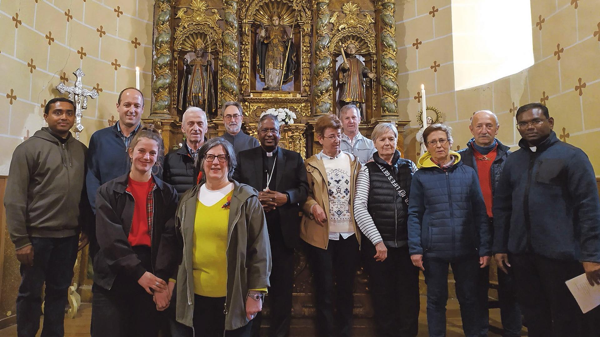 La familia Iragui y el sacerdote Pedro Jiménez con el obispo de Kerala y los sacerdotes de India que acudieron a Navaz