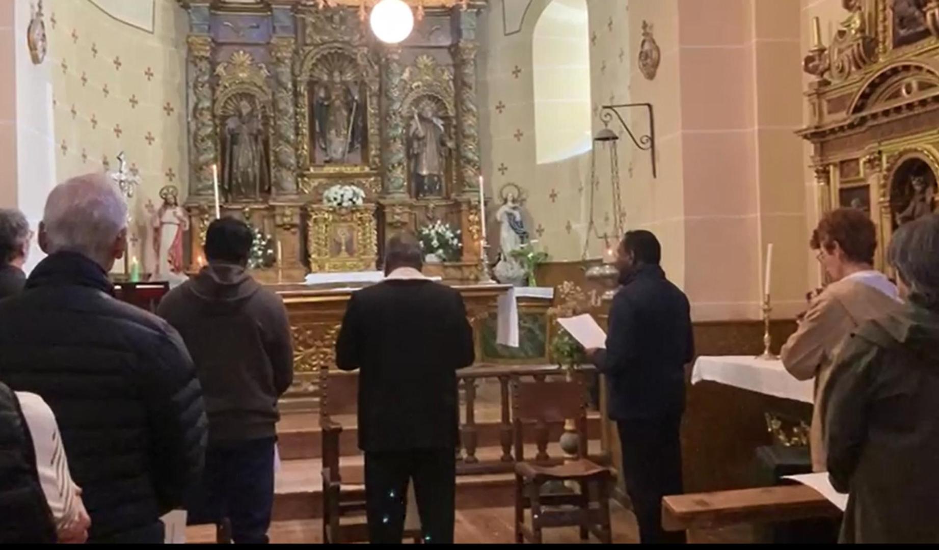 Canto de sacerdotes de India en la parroquia de San Martín de Navaz