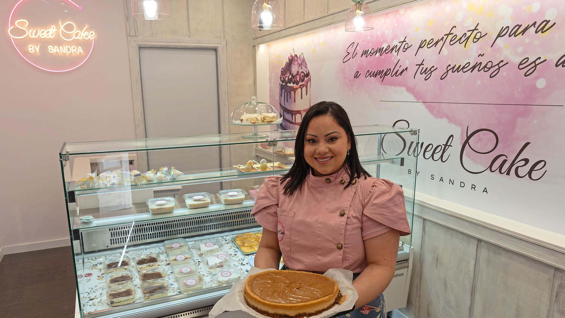 Sandra Patricia Gómez sostiene una tarta lotus en el interior de la tienda que acaba de a brir