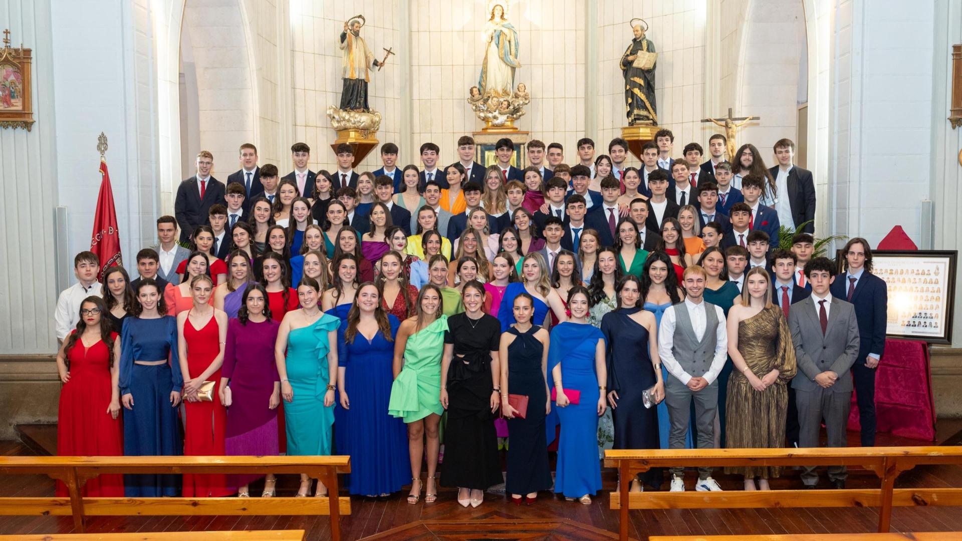 Los alumnos posaron juntos en el altar de la iglesia del Colegio Jesuitas de Tudela