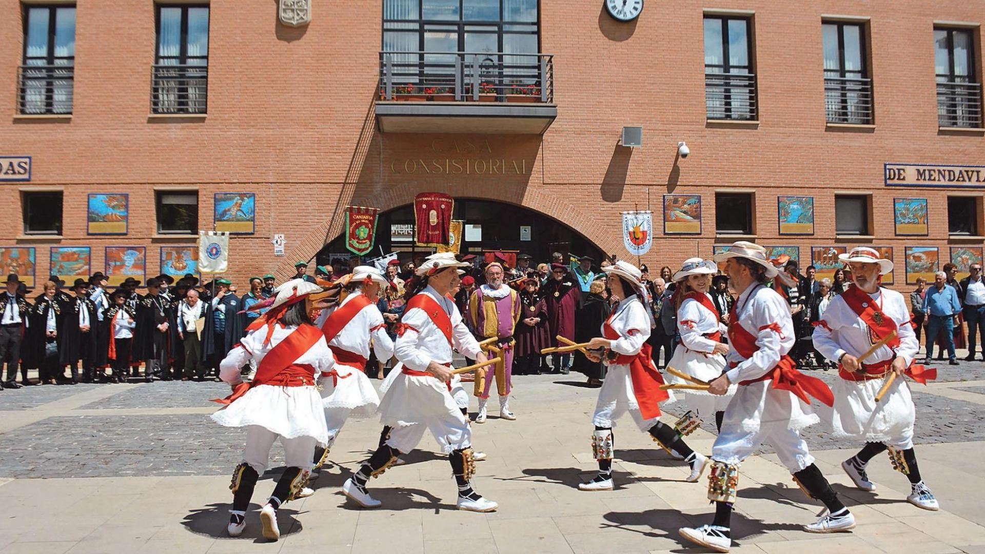 La plaza de los Fueros enmarcó el programa más popular con citas como la actuación de los danzantes de San Lorenzo de Pamplona