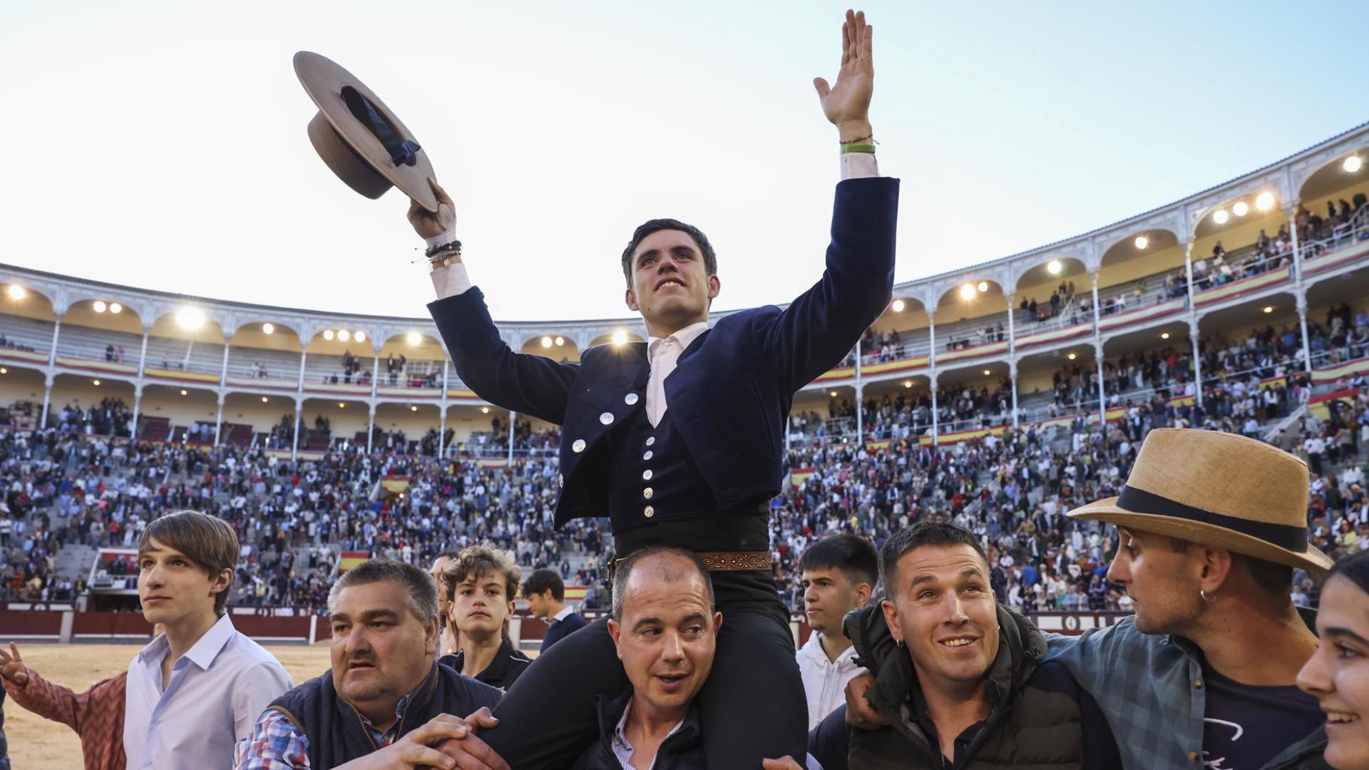 Guillermo Hermoso de Mendoza, saliendo a hombros de la plaza de Las Ventas