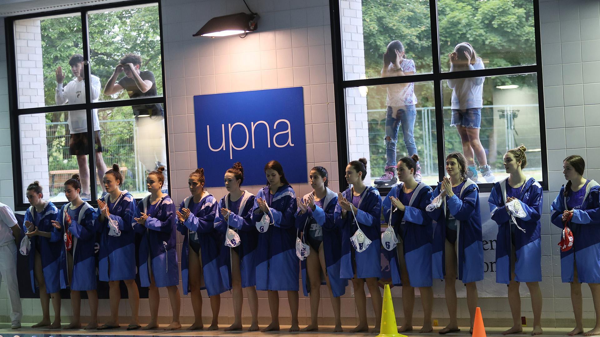 Las jugadoras del Iruña 9802, este sábado en la piscina de la UPNA, antes del partido