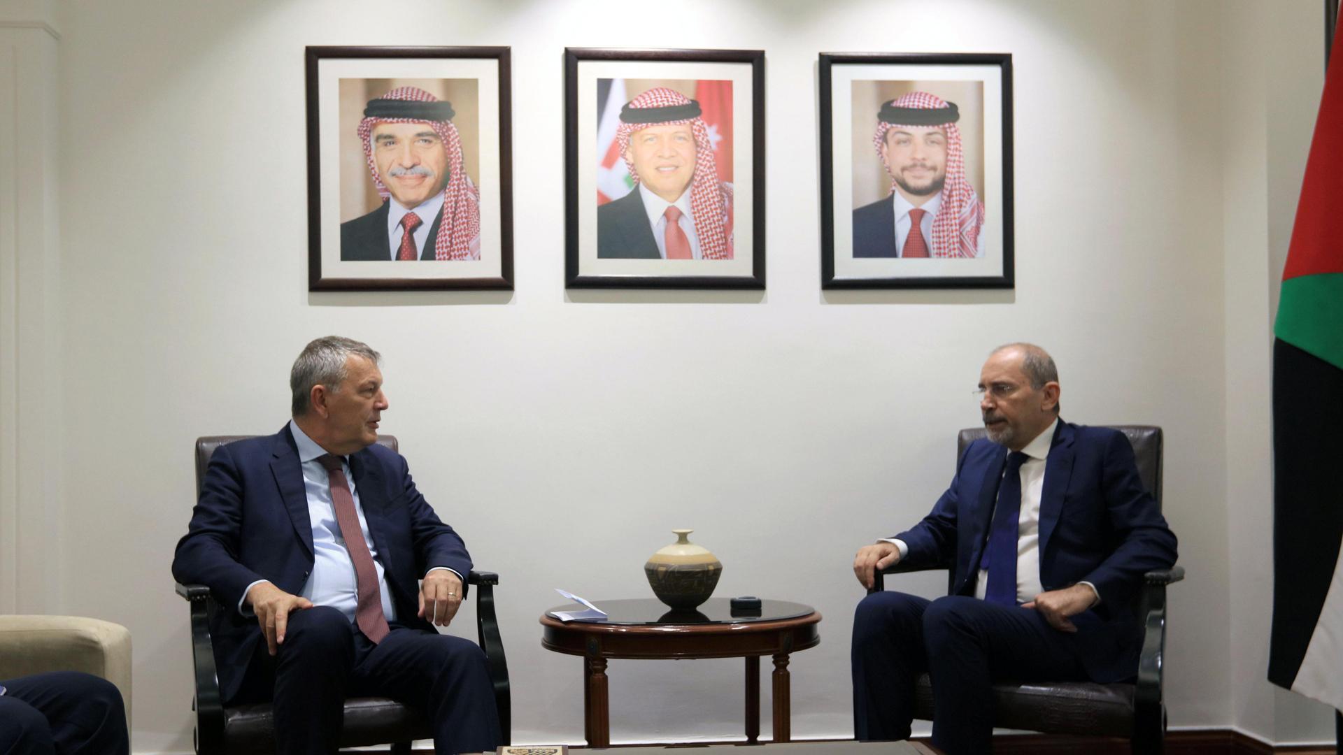 Philippe Lazzarini, comisario general de la Agencia de la ONU para los Refugiados Palestinos, y Ayman Safadi, ministro de Exteriores jordano, durante su encuentro