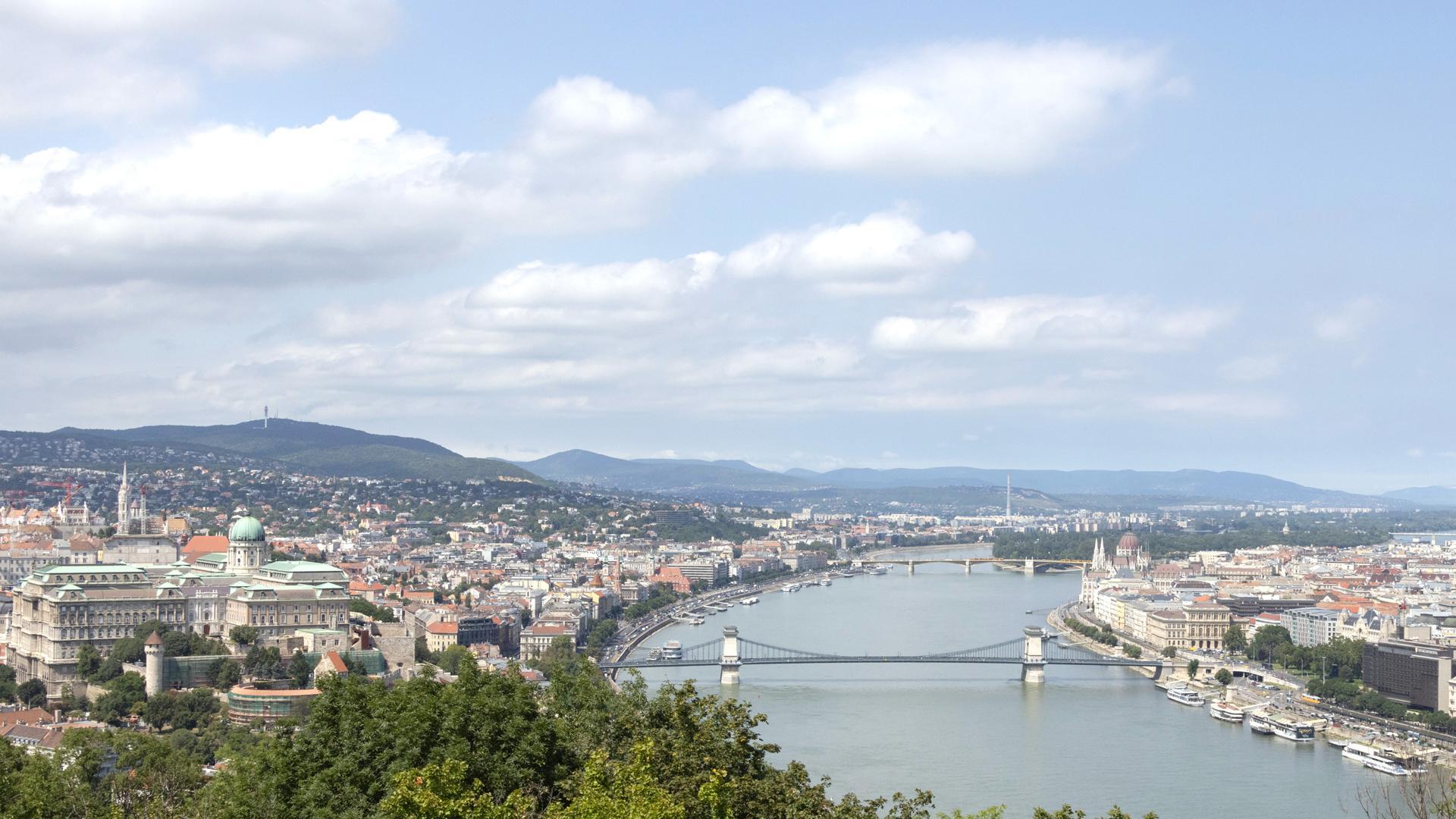 Río Danubio. con el puente de las Cadenas