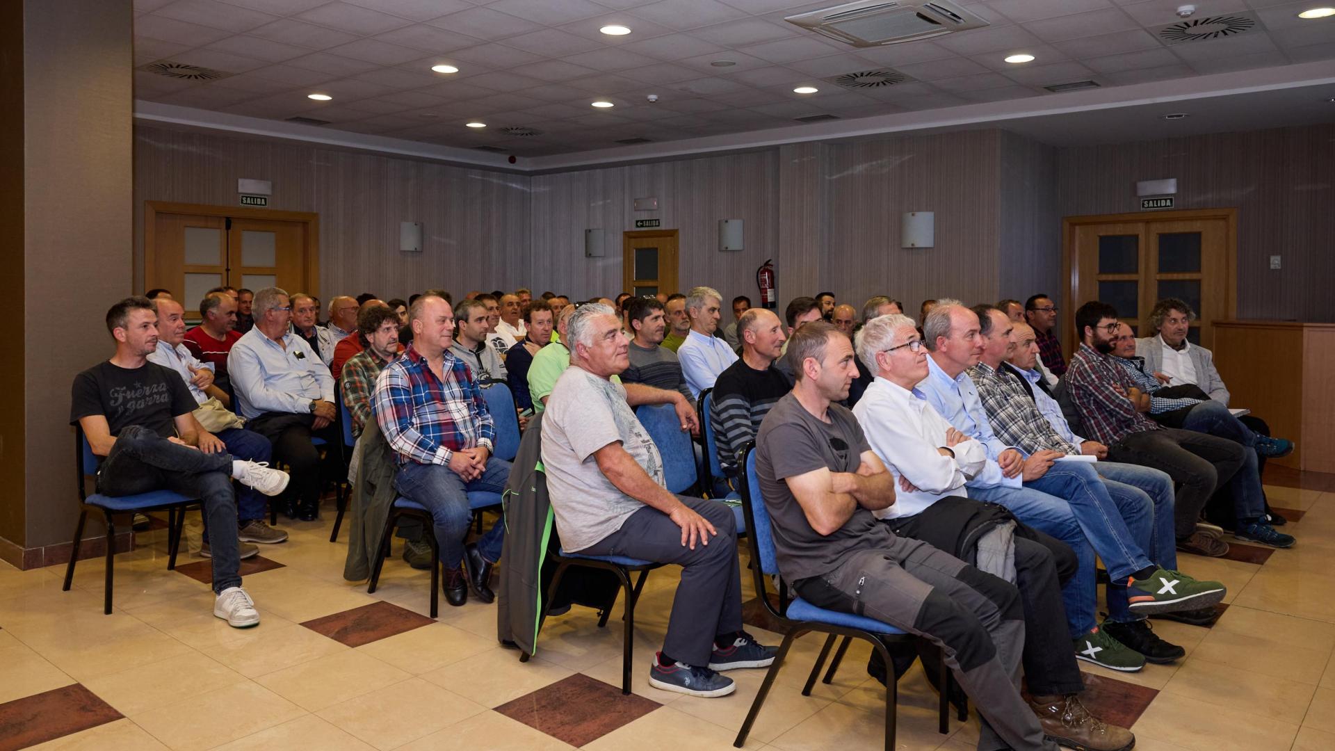 Asistentes a la asamblea celebrada este domingo en Orcoyen.